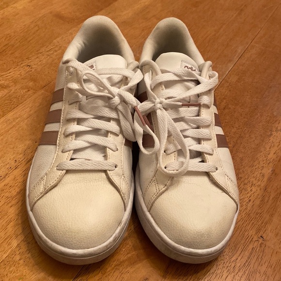 Adidas white leather lace up sneakers with arose gold colored stripe size 10 - Picture 1 of 12